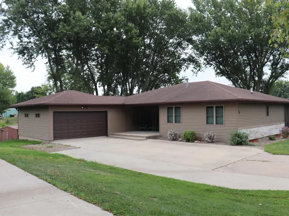 34 4th St SE, Waukon, IA 52172