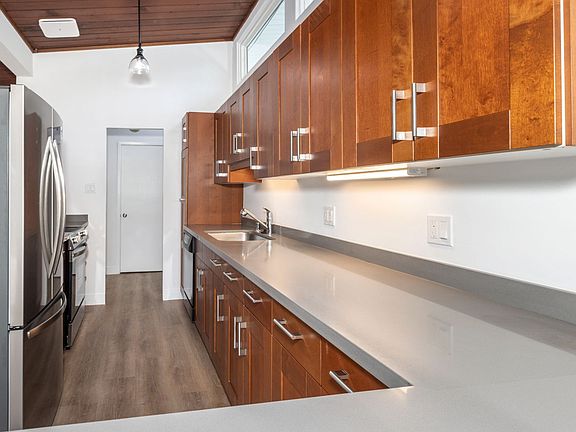 4th image of 994 Van Auken Cir