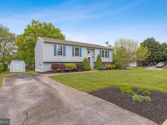 3rd image of 490 Mountain Laurel Ct