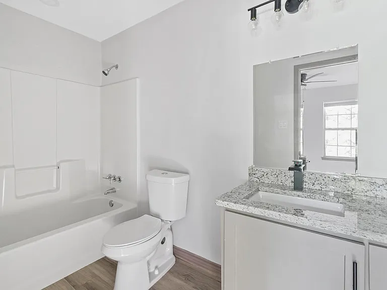 915 N Montgomery St — Photo 4