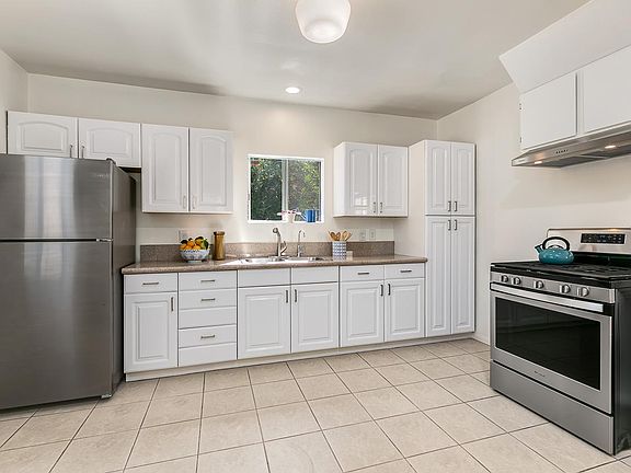Kitchen w/ Appliances