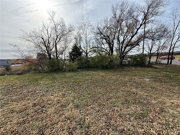 3rd image of 1013 N Old Missouri Rd