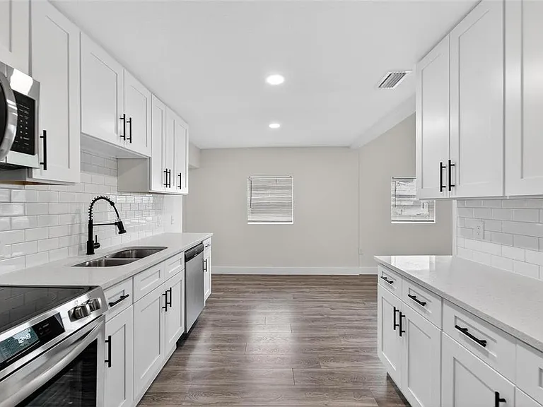 2525 W Beach St — Photo 17