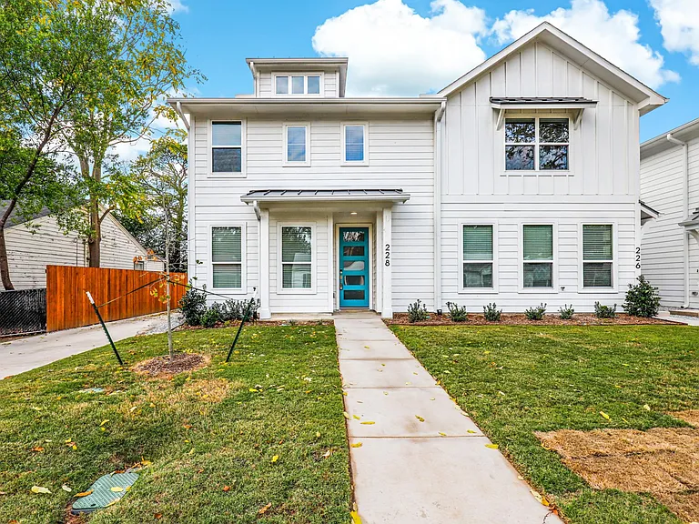 228 Sunset Ln — Photo 1