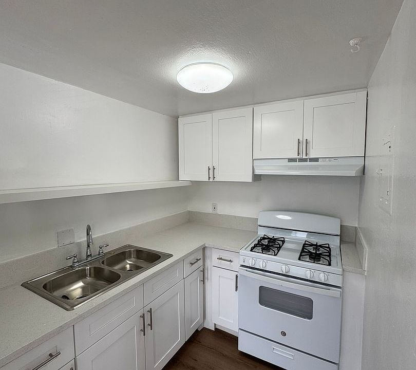 1st image of 1101 W 45th St APT 7