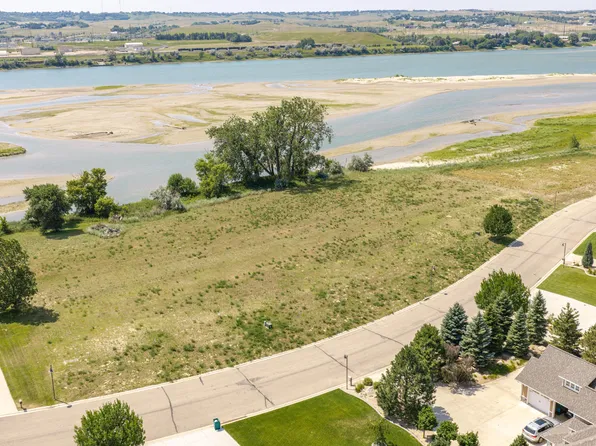 5924 Misty Waters Dr, Bismarck, ND 58503