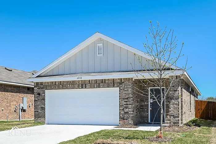3 bed, 2.0 bath, 1401 sqft, $1,935 — Photo 2
