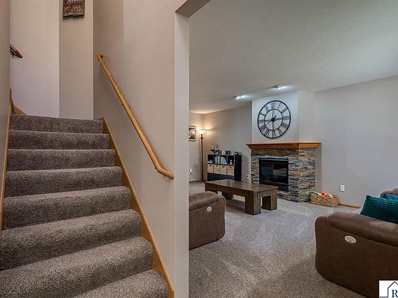 5th image of 556 Ivy Ln