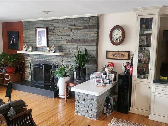 5th image of 468 Oak St