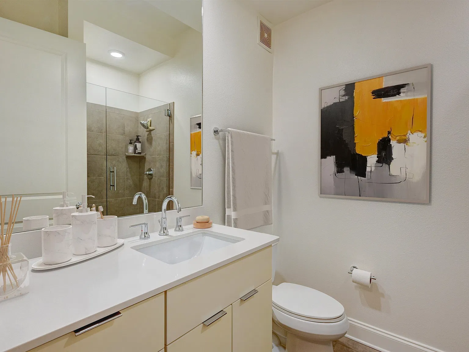 3 bed, 3.0 bath, 1617 sqft, $3,200 — Photo 3