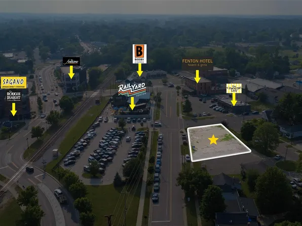 218 N Walnut St, Fenton, MI 48430