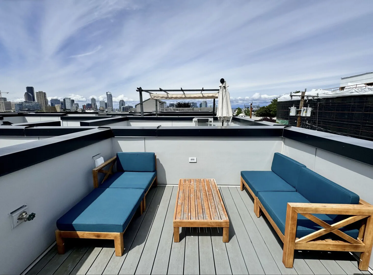 2BR 2BA Capitol Hill Cozy Haven- Rooftop- Near Stadium — Photo 3