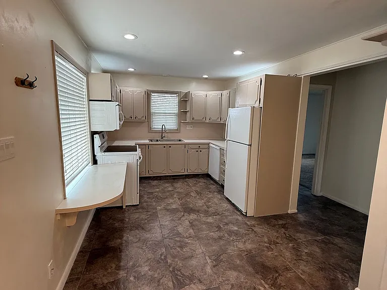 856 N 300 W — Photo 7