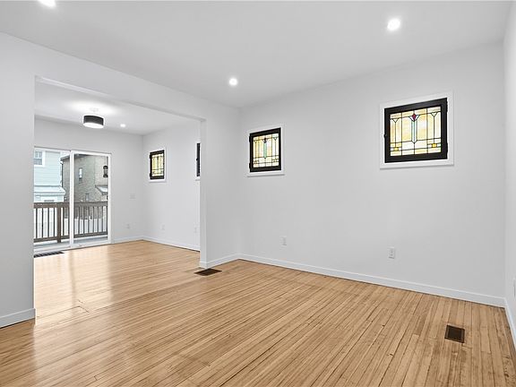 5th image of 1402 Dickson St