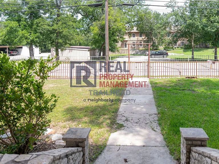 404 SW Barnard St — Photo 3