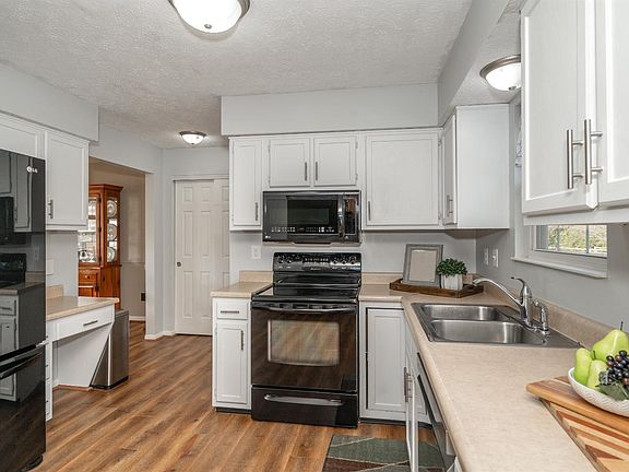 4th image of 5599 Lakeside Dr