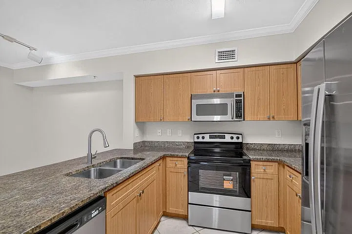 3 bed, 1493 sqft, $2,595 — Photo 2