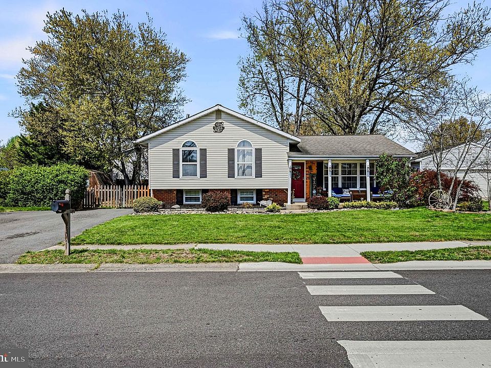 1st image of 884 Broadfield Dr