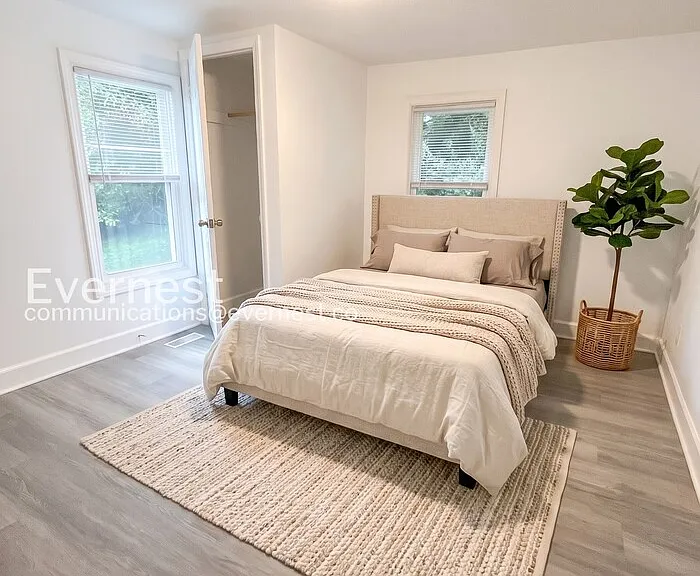 317 W 23rd St — Photo 4