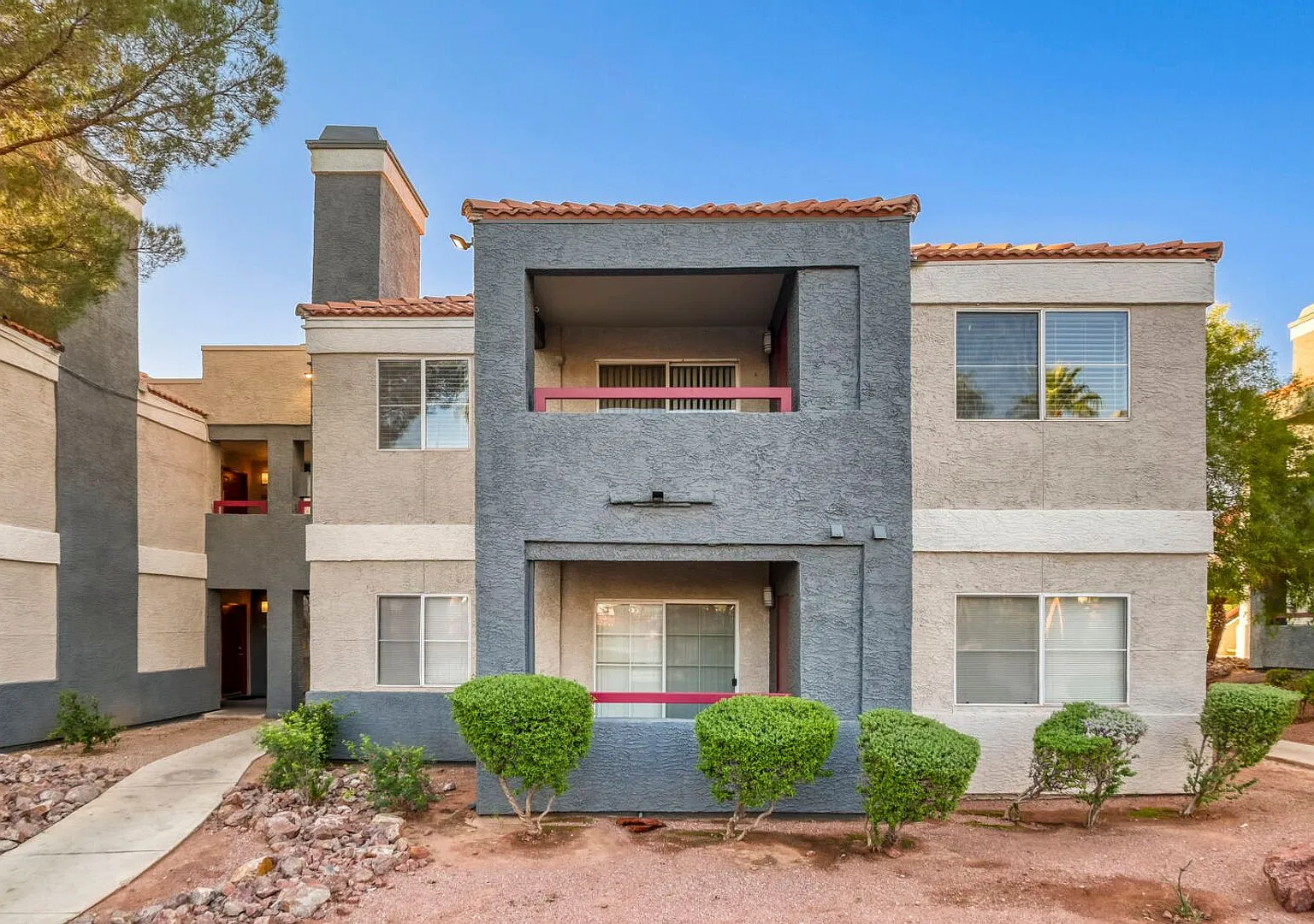 Gated 1-Bedroom Condo with Fireplace, Balcony & Community Amenities! — Photo 1