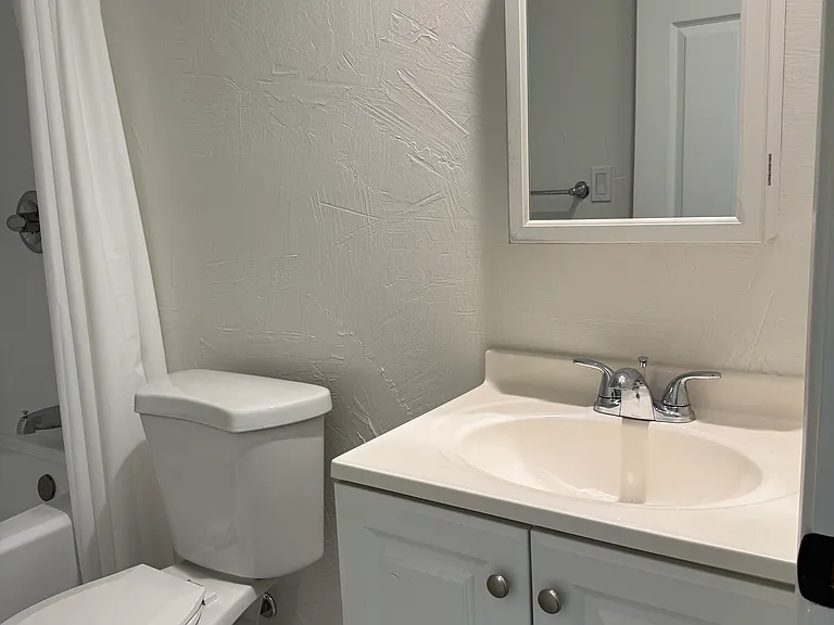 411 E Randolph St #B — Photo 7