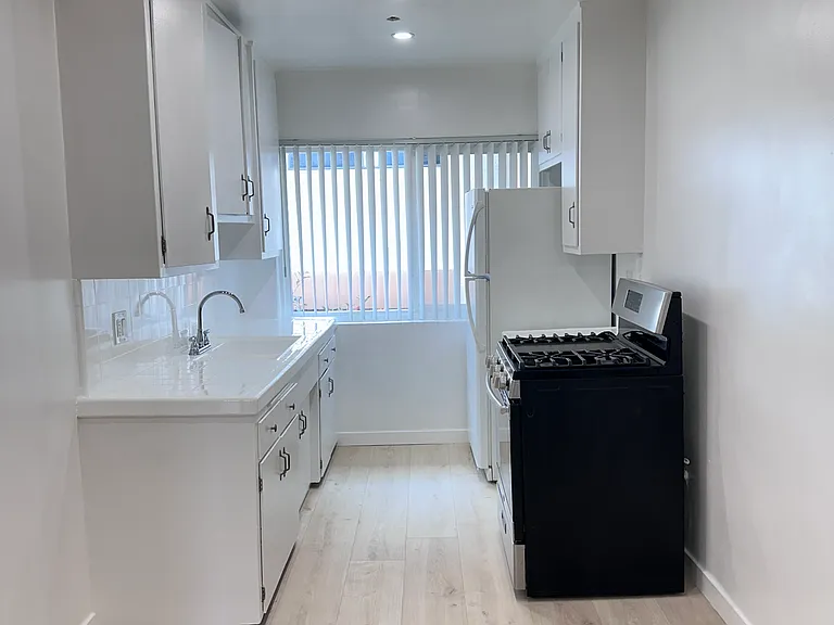 918 E Acacia Ave #K — Photo 4