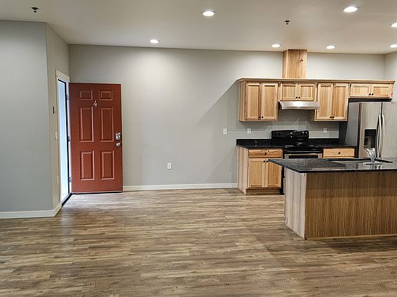 2nd image of 2111 Alder St #4