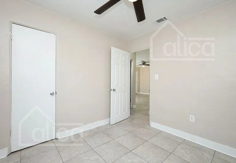 3810 Thompson St — Photo 14