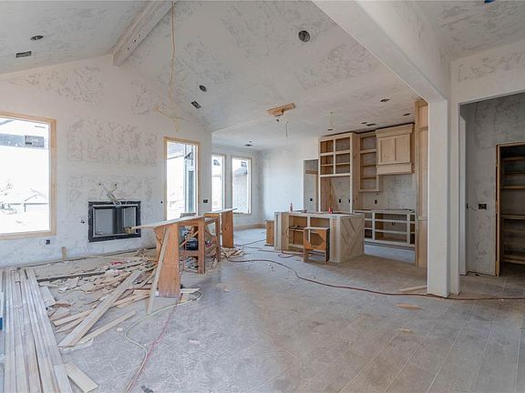 3rd image of 2313 Creekview Trl