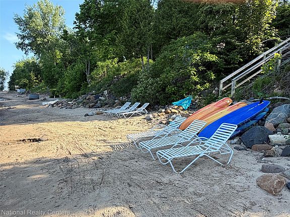 4th image of 5824 Lakeshore Rd N