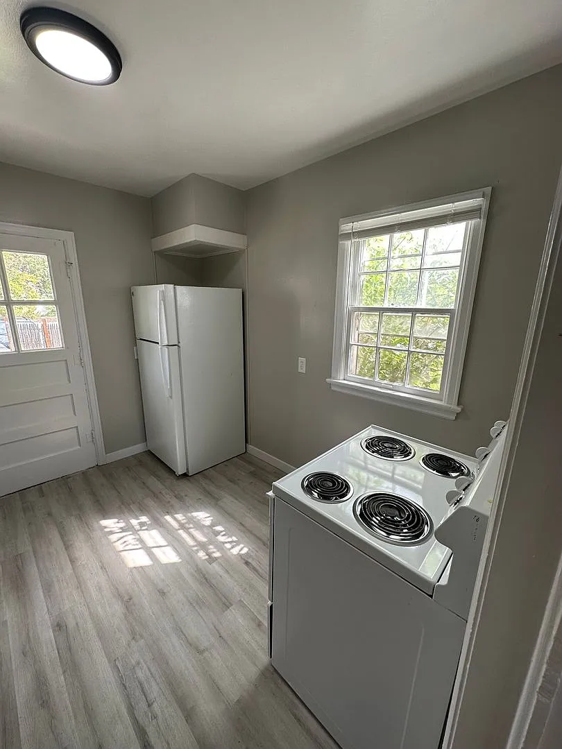 2 Bedroom, 1 Bathroom Apartment — Photo 4