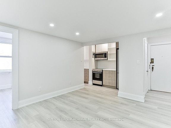 3rd image of 464 Spadina Rd #2