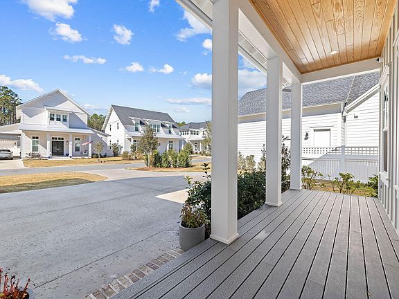 4th image of 698 Medley St