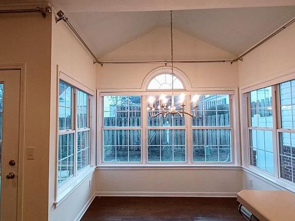 3rd image of 519 Cliffview Ct