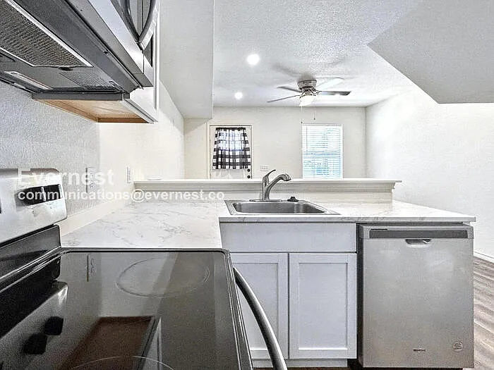 3 bed, 2.0 bath, 1008 sqft, $1,325 — Photo 2
