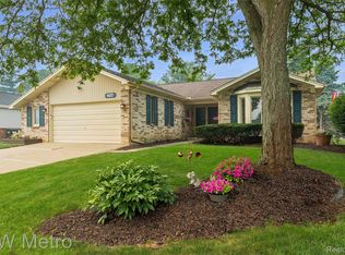 2154 Warrington Rd, Rochester Hills, MI 48307