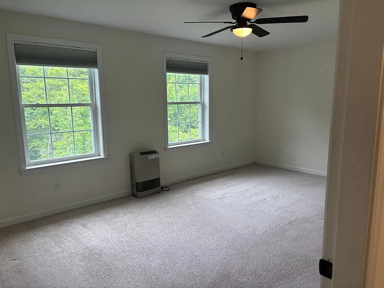 4 Commonwealth Dr — Photo 9