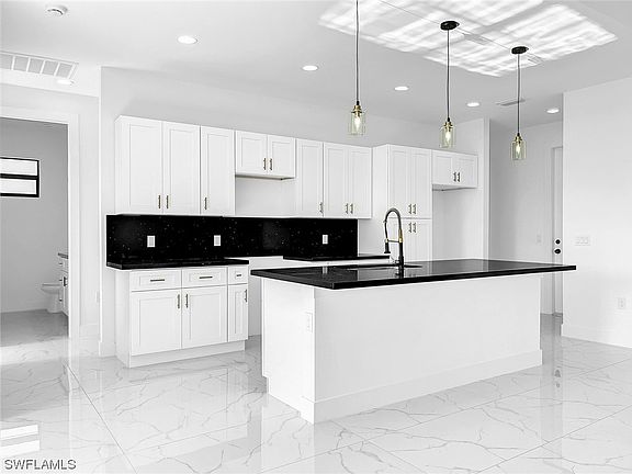 3rd image of 718 Downer Ave S