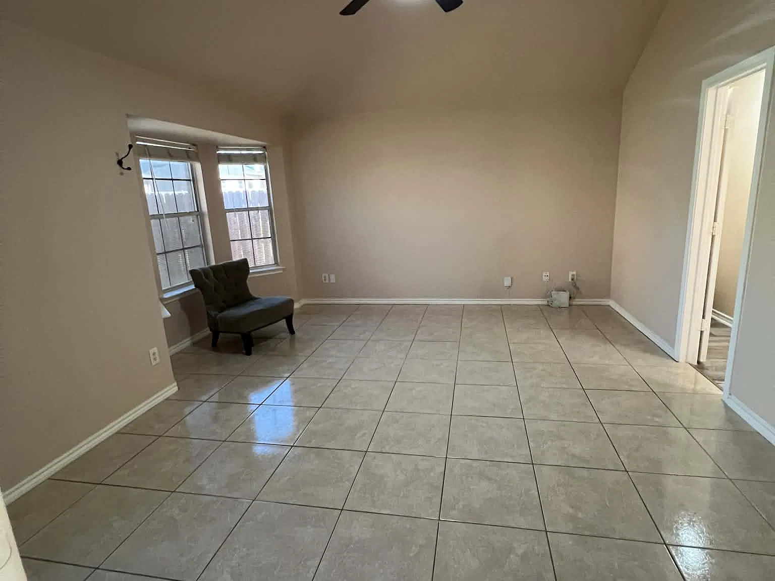 3 bed, 1600 sqft, $2,400 — Photo 4