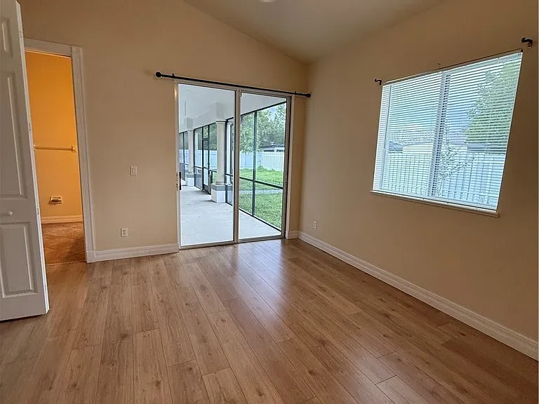 217 NE 21st Pl — Photo 38