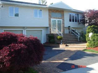 2044 Illona Ln, Merrick, NY 11566