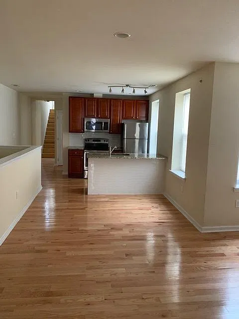 2 bed, 900 sqft, $2,100 — Photo 3