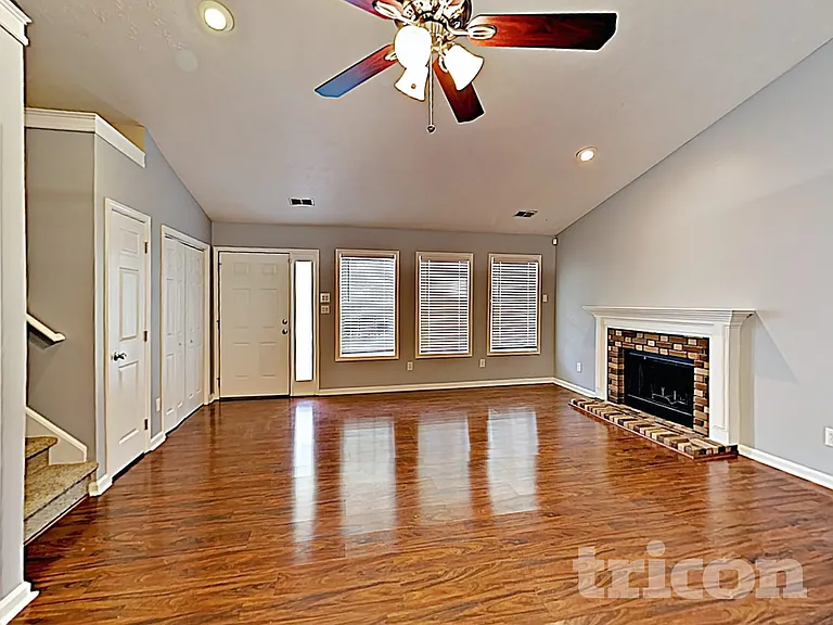 726 Westbury Dr — Photo 4