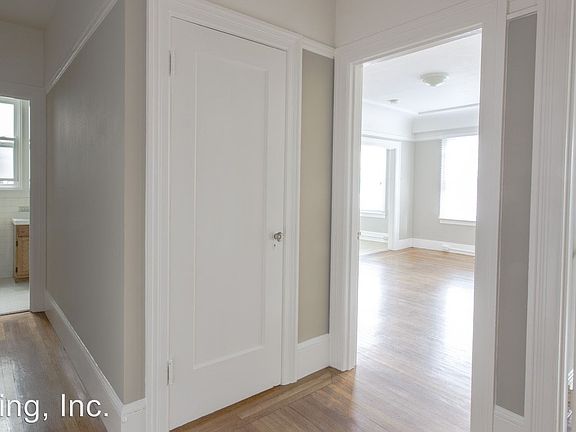 2nd image of 5811 Mission St APT 05