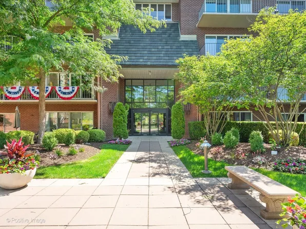 5 Oak Brook Club Dr #P6, Oak Brook, IL 60523