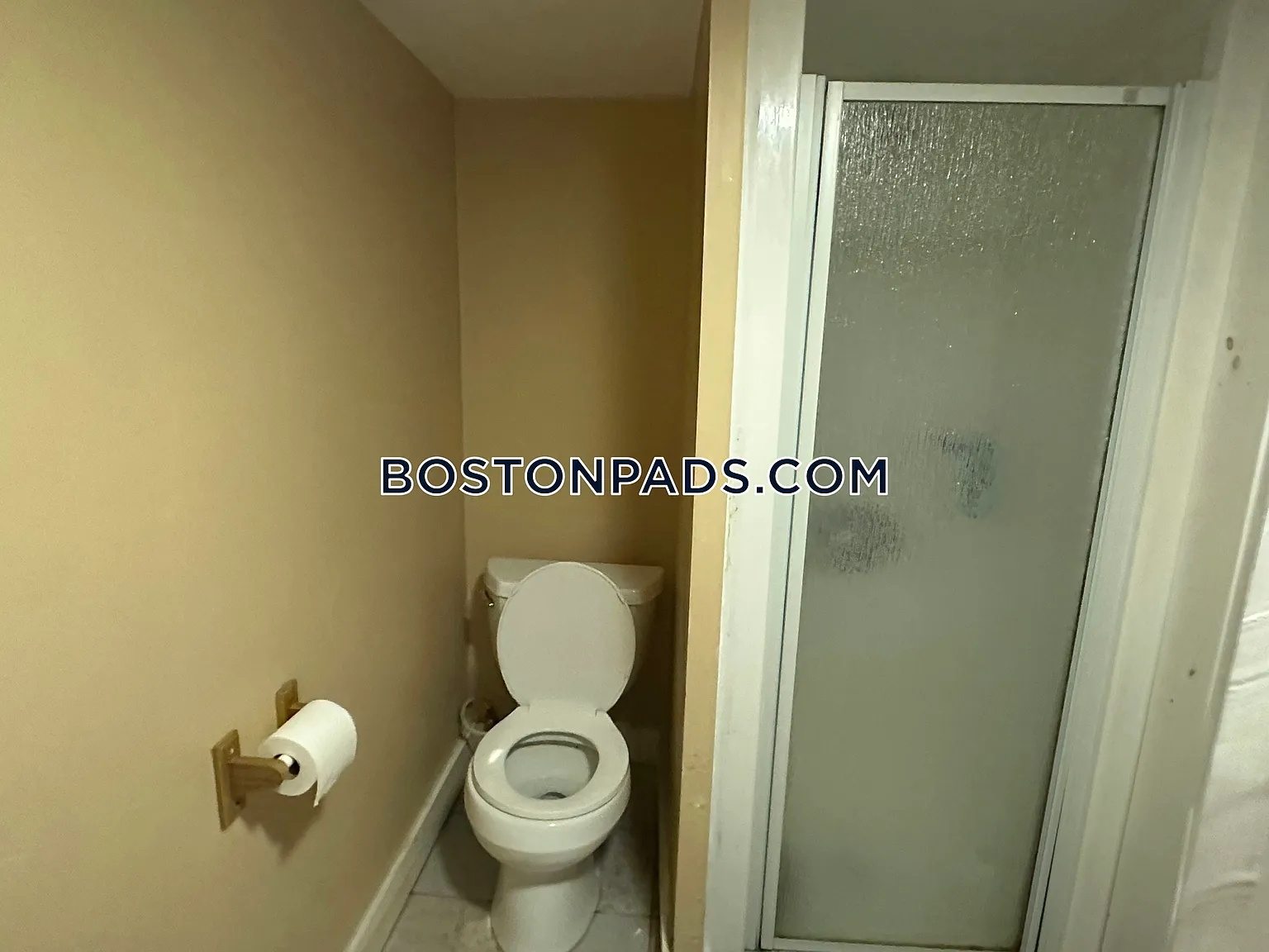 6 bed, 2.5 bath, 9999 sqft, $6,300 — Photo 4