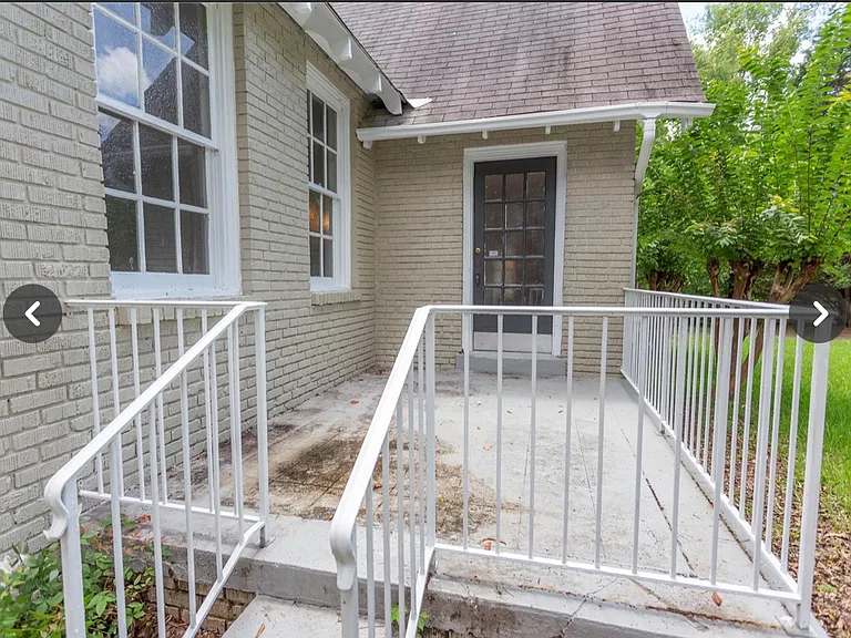 2405 College St — Photo 2