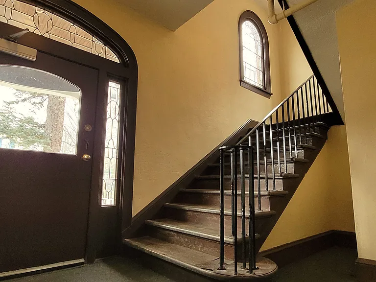 531 W. Water Front Foyer