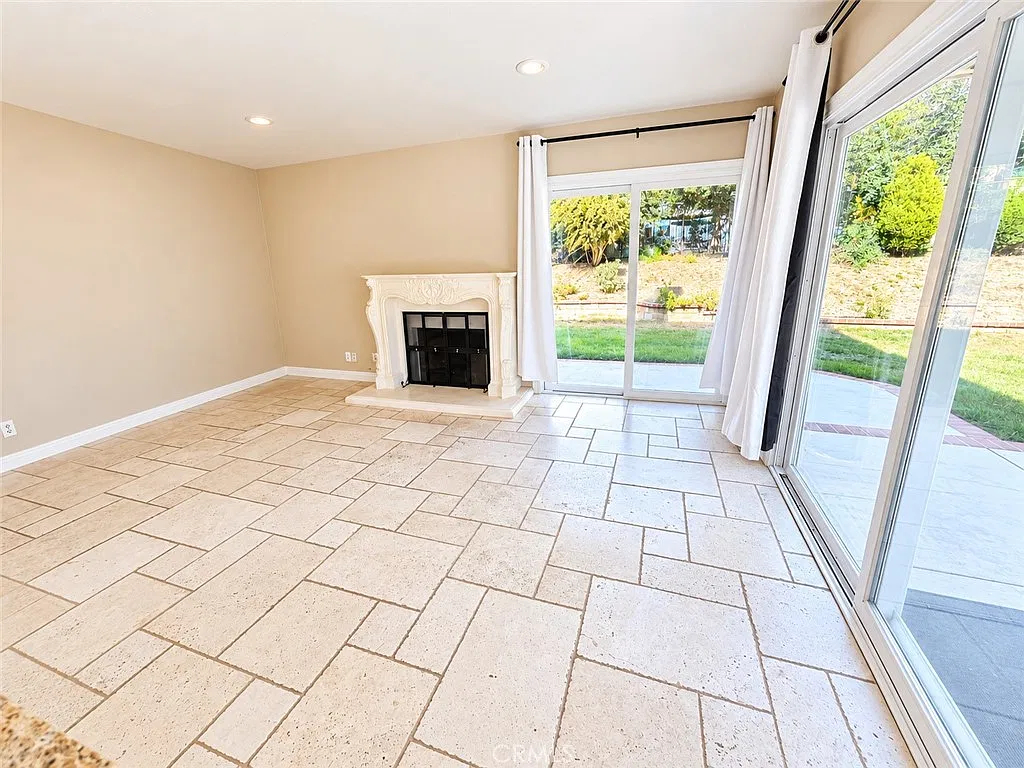 5 bed, 2724 sqft, $5,300 — Photo 3