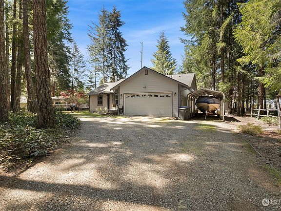 2nd image of 221 N Chinook Drive N